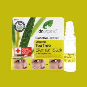 Tea Tree Blemish Stick er handhægt roll-on sem borið er vandamálasvæði í húðinni eins og unglingabólur.  Vökvinn er sótthreinsandi og inniheldur lífrænt Tea Tree ásamt hinni græðandi Aloe Vera plöntu.